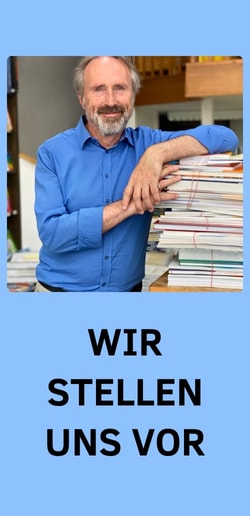 Foto eines Buchhändlers, der am Tisch vor Kalendern sitzt, Buchhandlung stellt sich vor