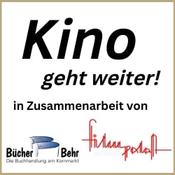 Eine schwarzhaarige Dame mit kurzen Haaren ist zu sehen, sie hält einen Stift in der Hand und zeigt auf diesen