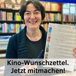 Eine schwarzhaarige Dame mit kurzen Haaren ist zu sehen, sie hält einen Stift in der Hand und zeigt auf diesen